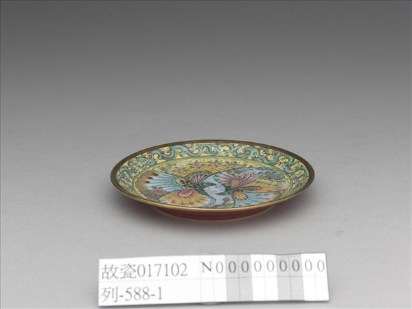 琺瑯彩洋紅地對蝶碟