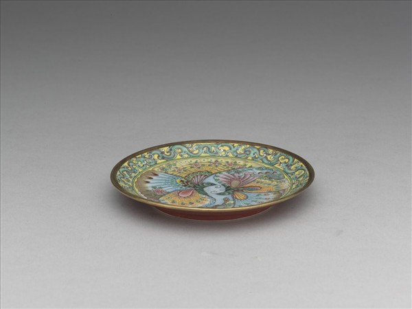 琺瑯彩洋紅地對蝶碟