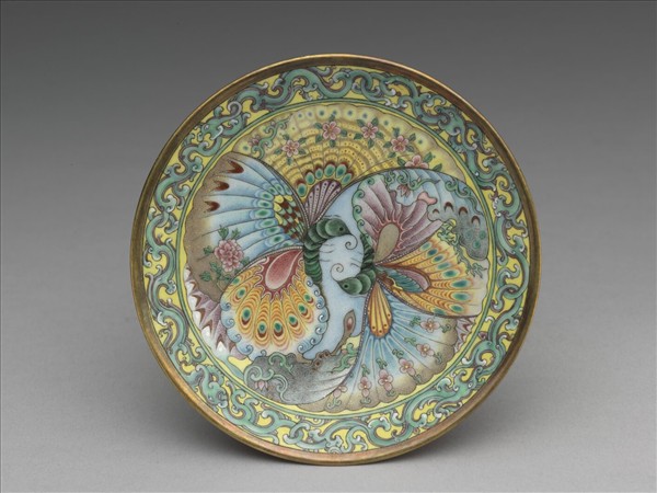 琺瑯彩洋紅地對蝶碟