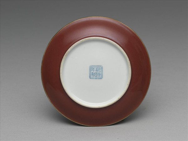 琺瑯彩洋紅地對蝶碟