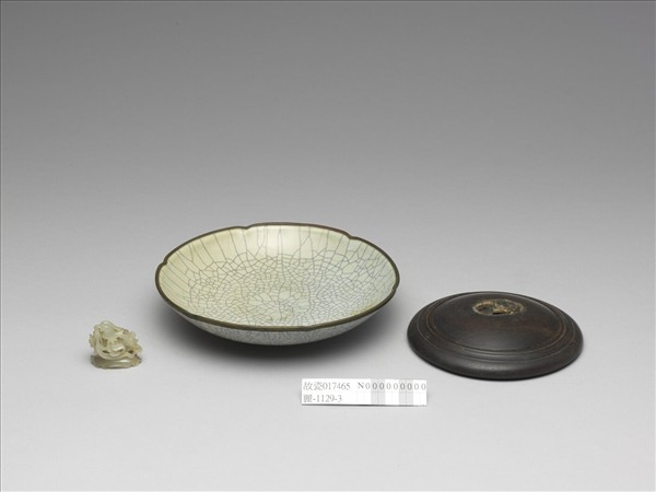 哥窯 月白釉葵瓣口盤