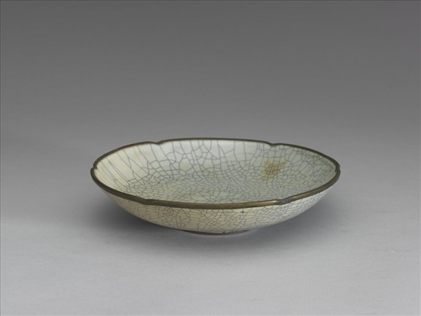 哥窯 月白釉葵瓣口盤