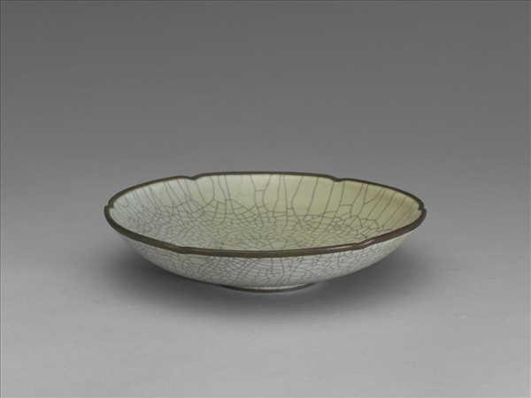 哥窯 月白釉葵瓣口盤