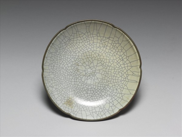 哥窯 月白釉葵瓣口盤