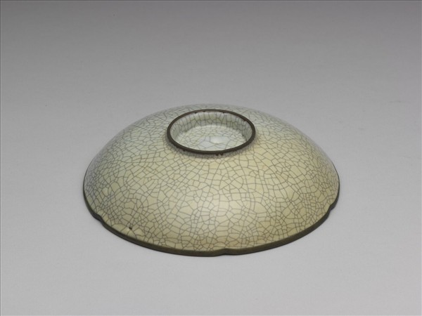 哥窯 月白釉葵瓣口盤