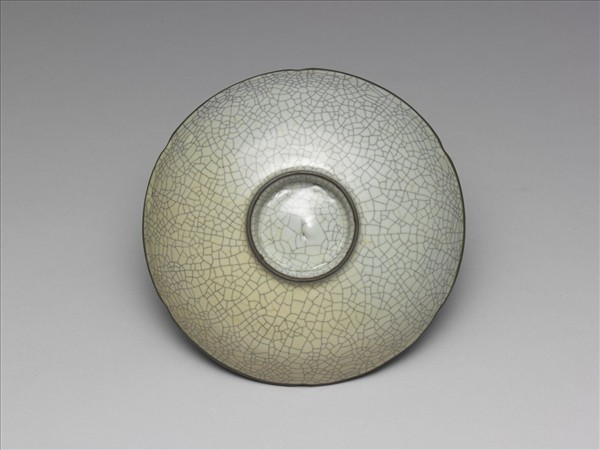 哥窯 月白釉葵瓣口盤