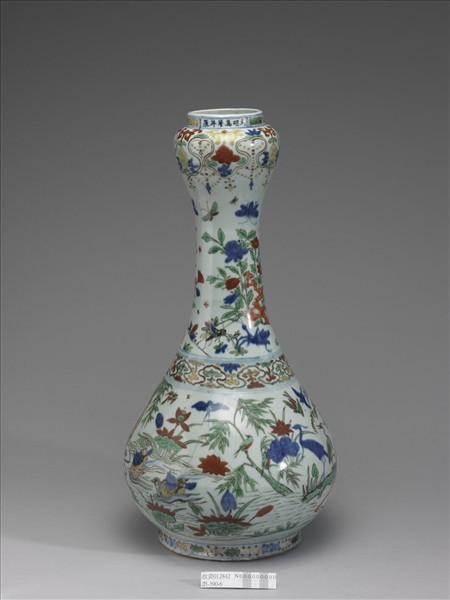 明 萬曆 五彩花鳥紋蒜頭瓶