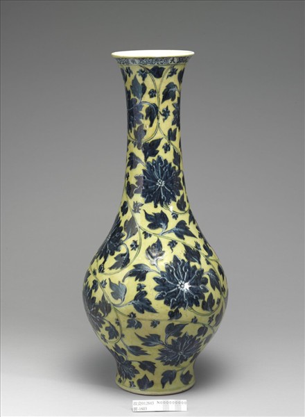 青花黃地纏枝蓮瓶