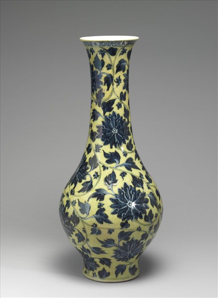 青花黃地纏枝蓮瓶