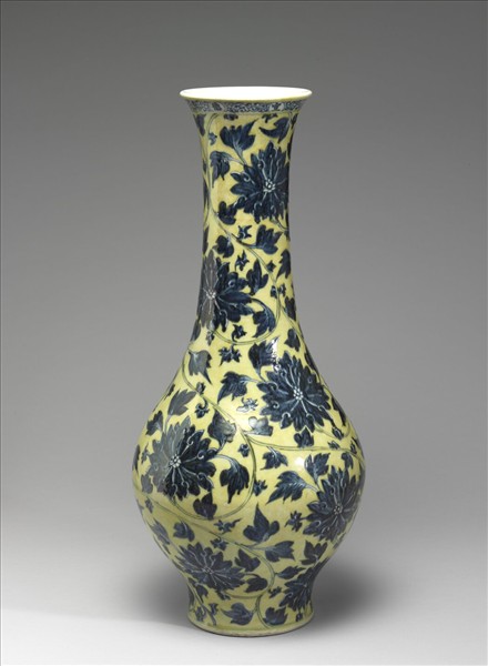 青花黃地纏枝蓮瓶
