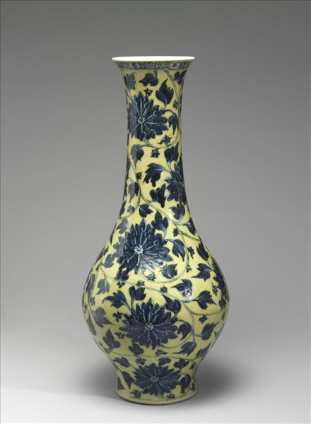 青花黃地纏枝蓮瓶