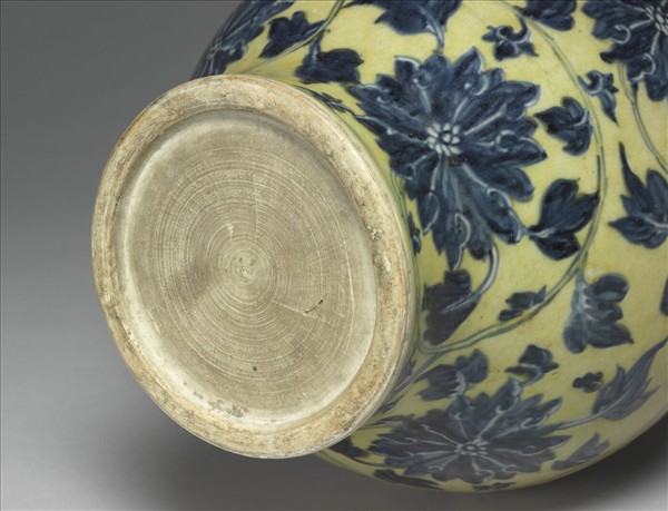 青花黃地纏枝蓮瓶