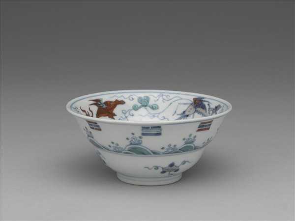 鬥彩八卦海獸紋碗