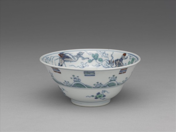 鬥彩八卦海獸紋碗