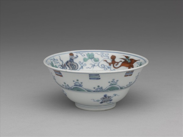 鬥彩八卦海獸紋碗