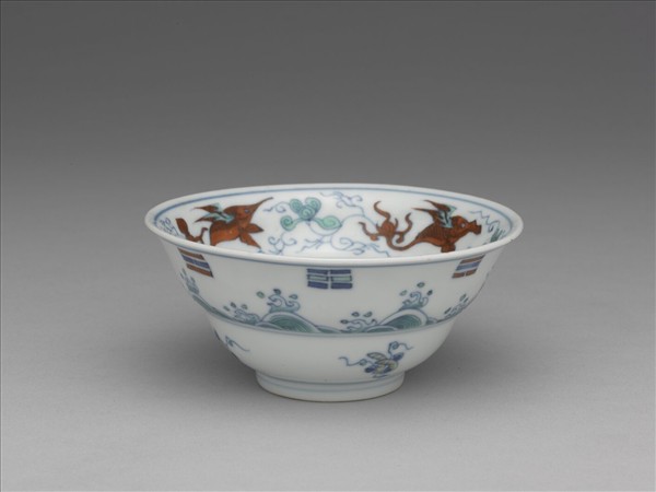 鬥彩八卦海獸紋碗