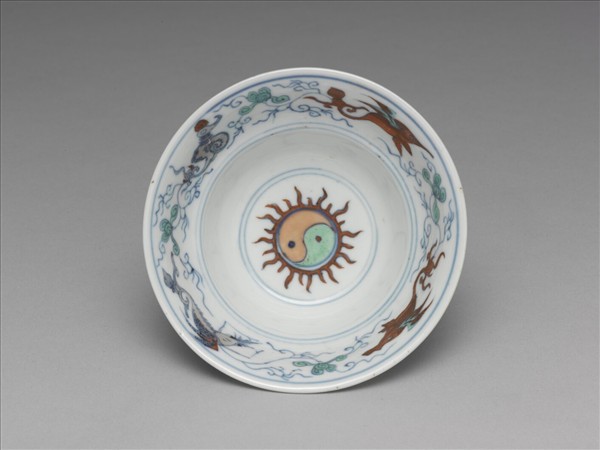 鬥彩八卦海獸紋碗