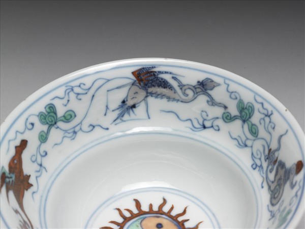 鬥彩八卦海獸紋碗