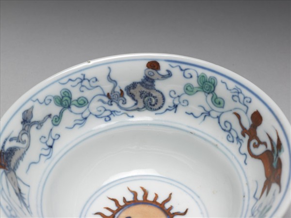 鬥彩八卦海獸紋碗