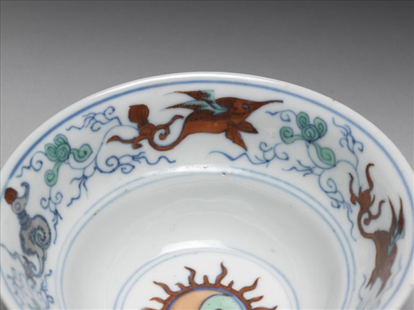 鬥彩八卦海獸紋碗