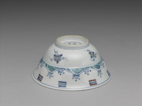 鬥彩八卦海獸紋碗