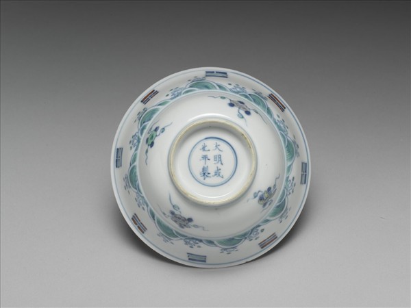 鬥彩八卦海獸紋碗