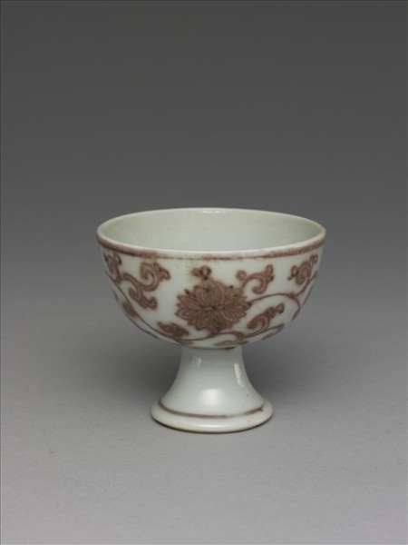 釉裡紅番蓮紋高足杯