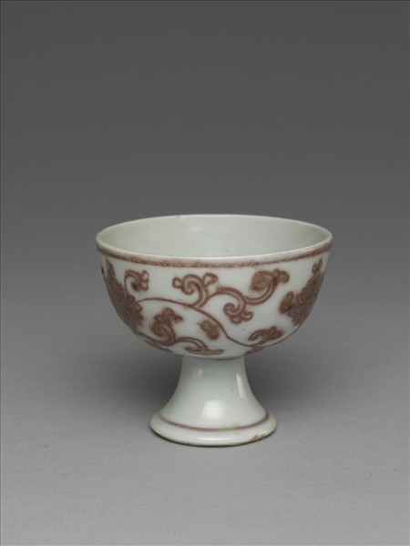 釉裡紅番蓮紋高足杯