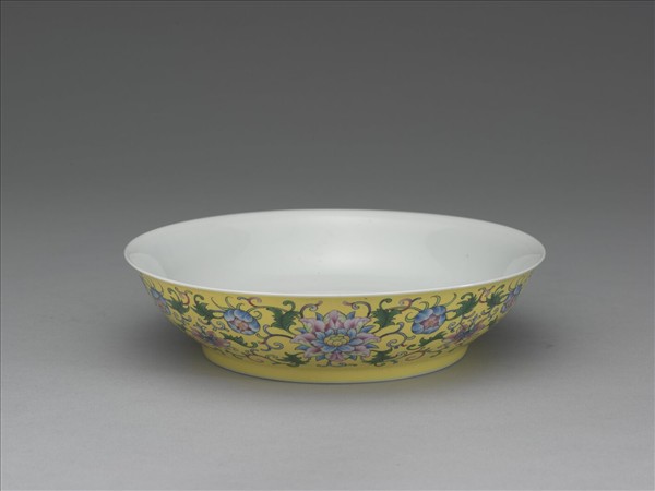 琺瑯彩黃地番蓮紋盤