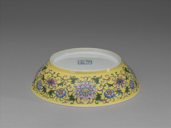 琺瑯彩黃地番蓮紋盤