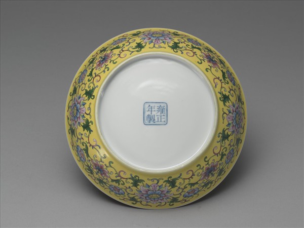 琺瑯彩黃地番蓮紋盤
