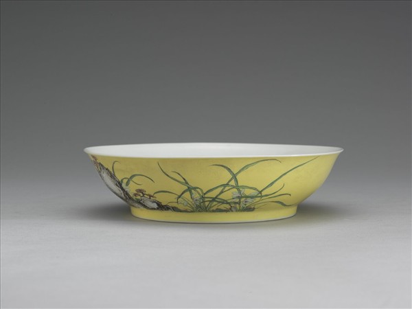 琺瑯彩黃地蘭花盤