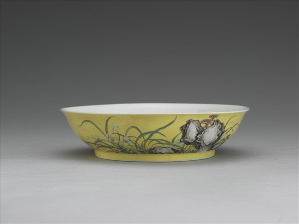 琺瑯彩黃地蘭花盤