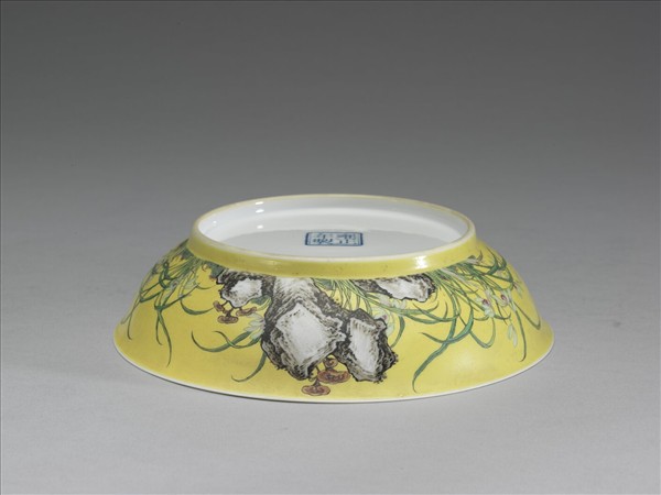 琺瑯彩黃地蘭花盤