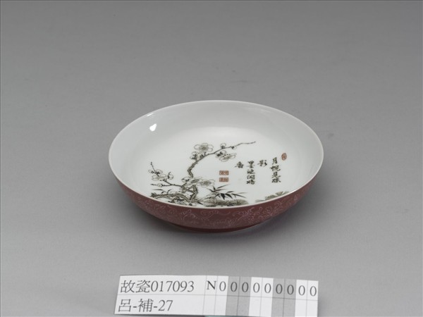 琺瑯彩紅地剔花赭墨三友碟