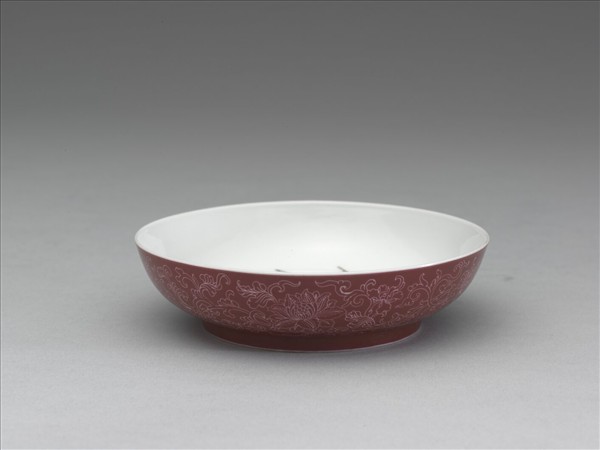 琺瑯彩紅地剔花赭墨三友碟