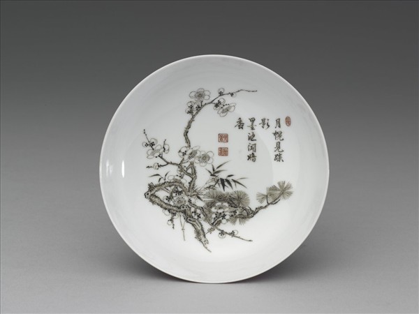 琺瑯彩紅地剔花赭墨三友碟