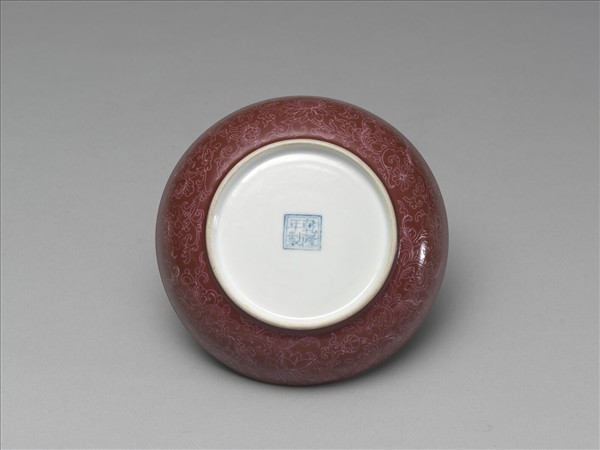 琺瑯彩紅地剔花赭墨三友碟