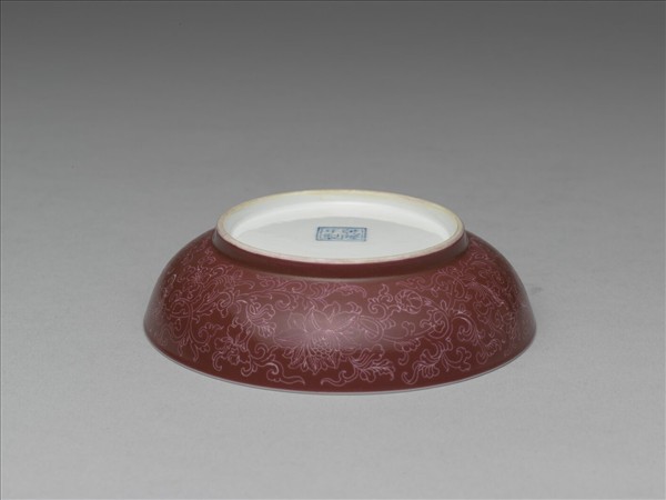 琺瑯彩紅地剔花赭墨三友碟