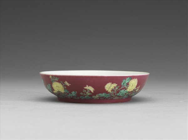 琺瑯彩紅地菊花紋碟