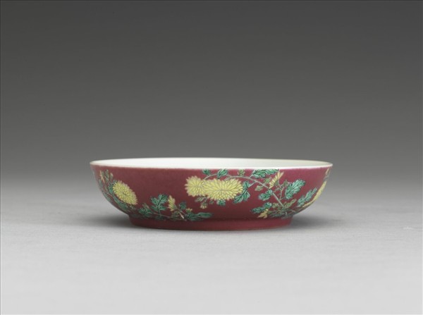 琺瑯彩紅地菊花紋碟