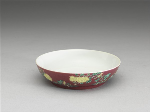 琺瑯彩紅地菊花紋碟