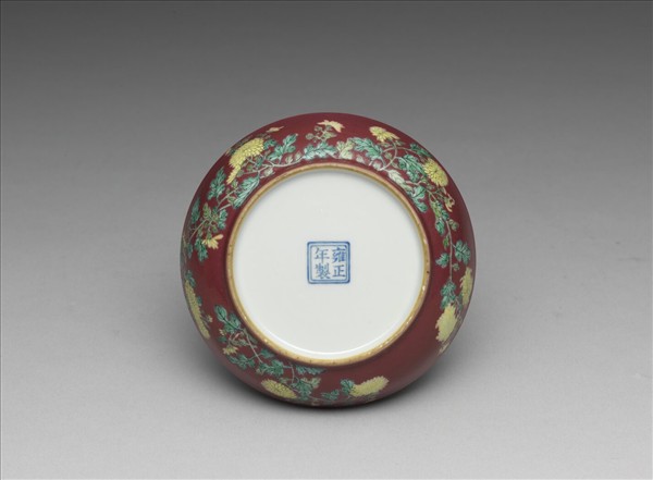 琺瑯彩紅地菊花紋碟