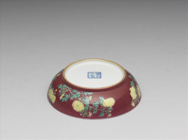 琺瑯彩紅地菊花紋碟