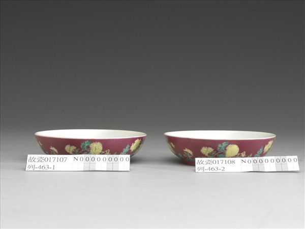 琺瑯彩紅地菊花紋碟