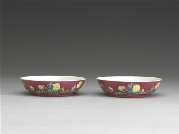 琺瑯彩紅地菊花紋碟