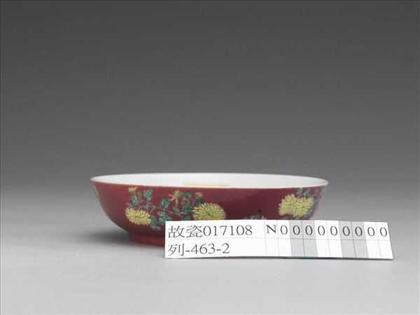 琺瑯彩紅地菊花紋碟