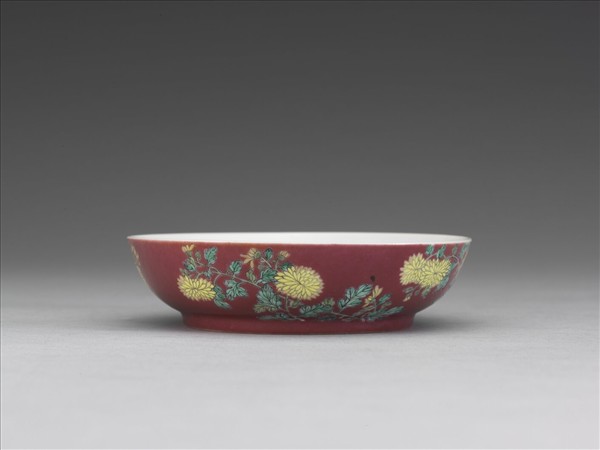 琺瑯彩紅地菊花紋碟