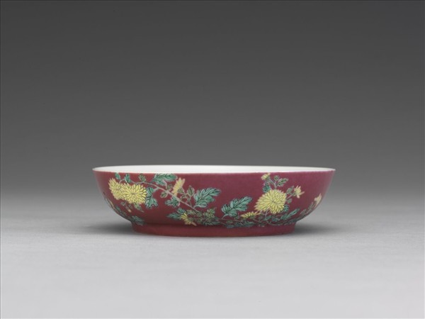 琺瑯彩紅地菊花紋碟