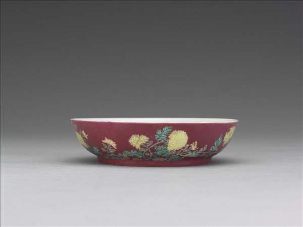 琺瑯彩紅地菊花紋碟